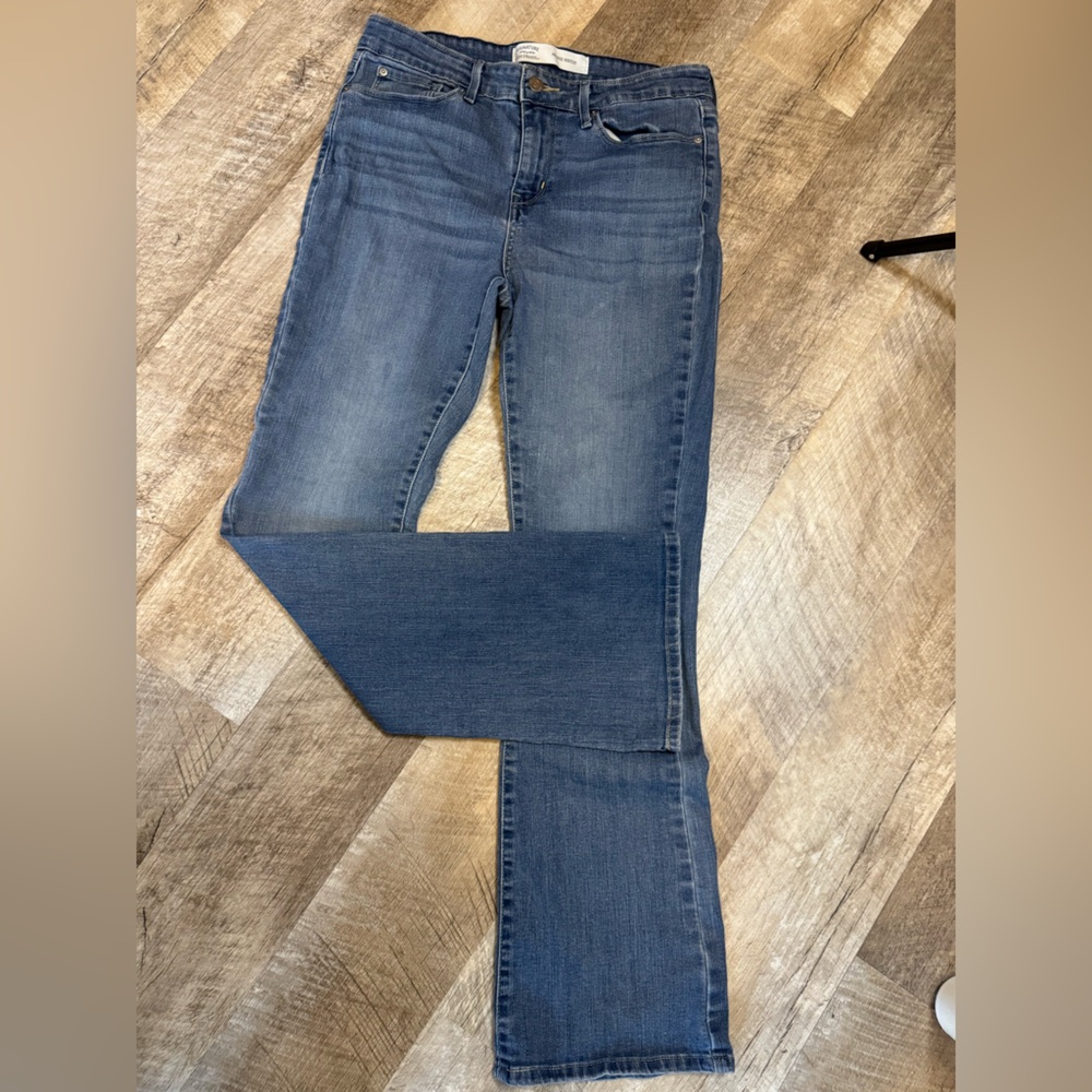 Levi’s size 8M mid rise  bootcut blue jeans, stitched pocket detail W29 L 32